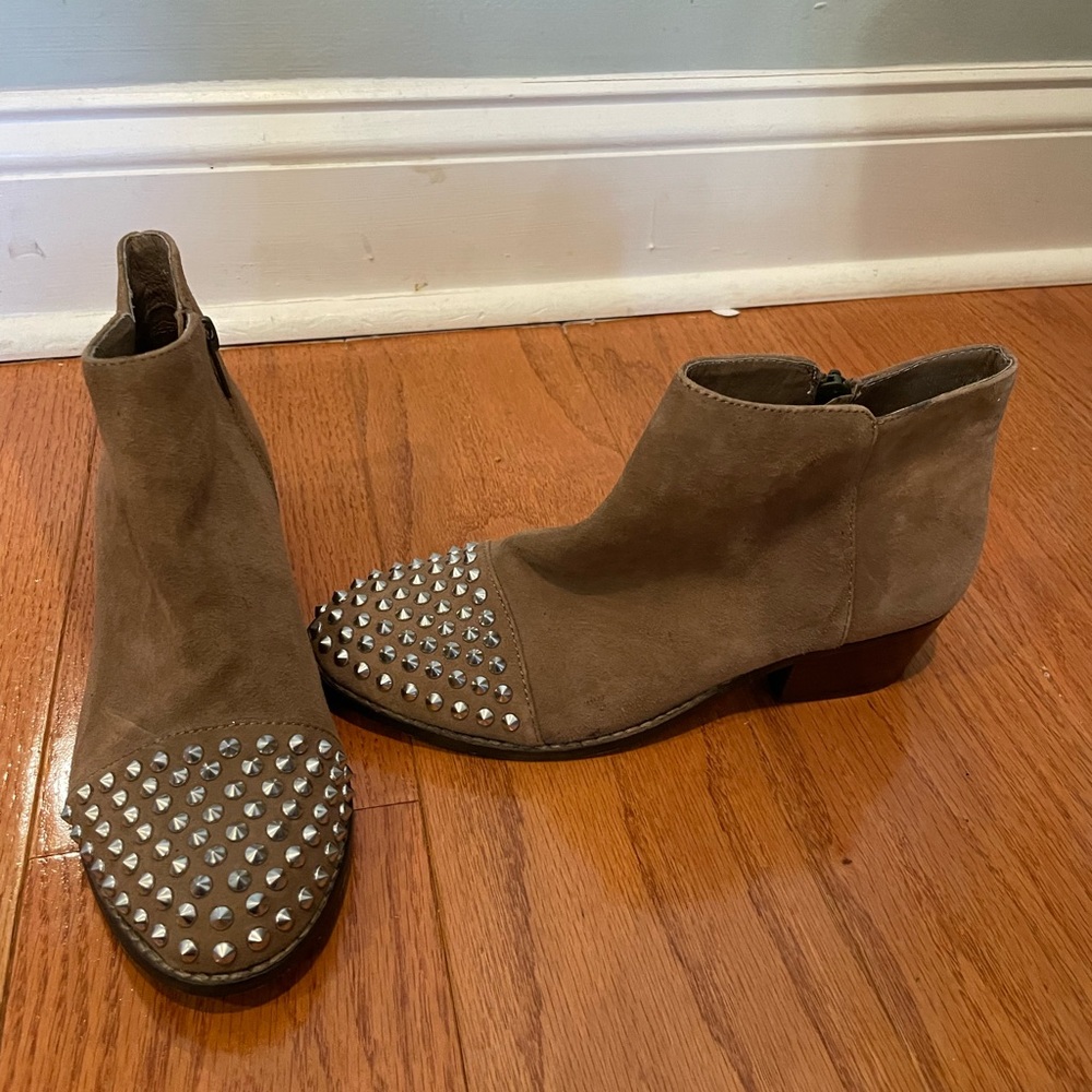Steve Madden Praque Studded Leather Ankle Boots – Edgy Retro Tan – Size 7